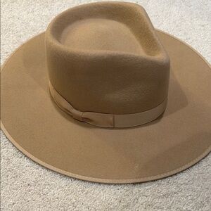Lack or color teak hat